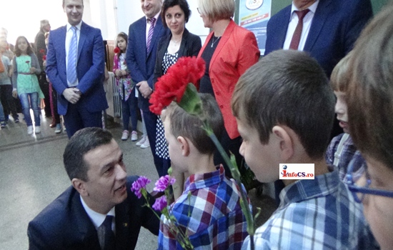 VIDEO Intalnire de suflet la Caransebes – Premierul Grindeanu s-a intalnit cu colegii de liceu dupa 25 de ani