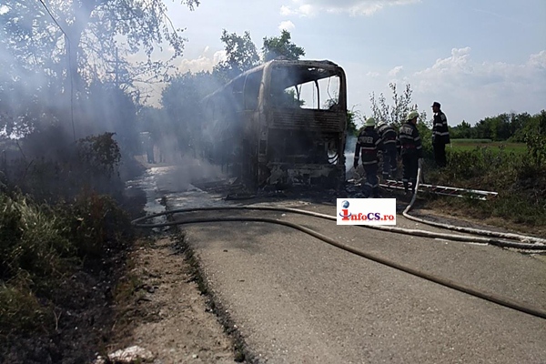 Groază la Zlatiţa – Un autobuz cu 40 de oameni a luat foc în mers