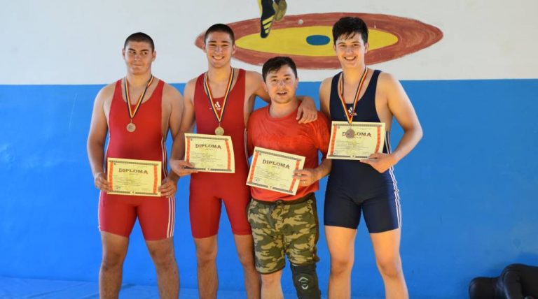 Un aur şi două bronzuri la Campionatele Naţionale Şcolare pentru luptătorii reşiţeni