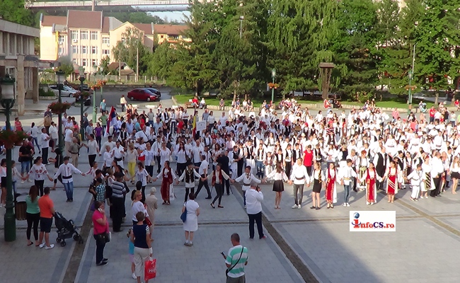 ”Ia românească și brâul bănățean” a adus în piața din Centrul Civic aproape 700 de persoane