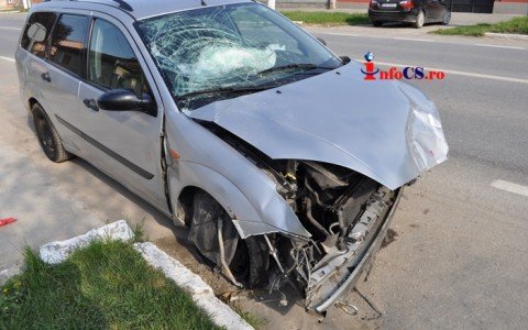 Un individ beat la volanul unei masini neinmatriculate a provocat un accident la Anina