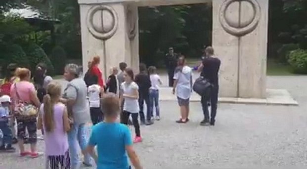 VIDEO Copii din Resita izgoniți de la Poarta Sărutului din Targu Jiu