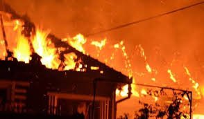 VIDEO Rusalii incendiare la Bania – Casa in flacari