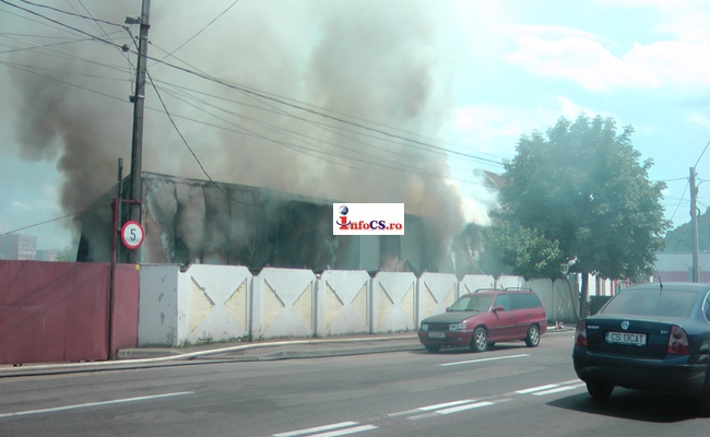 EXCLUSIV VIDEO Incendiu cu poluare pe Timisoarei – Focul a pornit de la…… o tigare