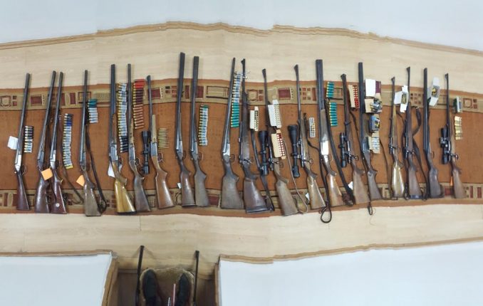Braconaj la urs si 22 de arme de vânătoare confiscate de poliţişti