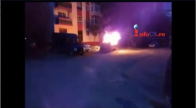 VIDEO Un alt autoturism a luat foc la Otelu Rosu