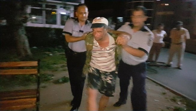VIDEO Bărbat agresiv ,,săltat” de polițiștii reșițeni