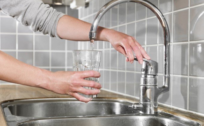 Apa de la robinet pe care o bei este probabil plină de mici bucăți de plastic, acoperite de agenți patogeni