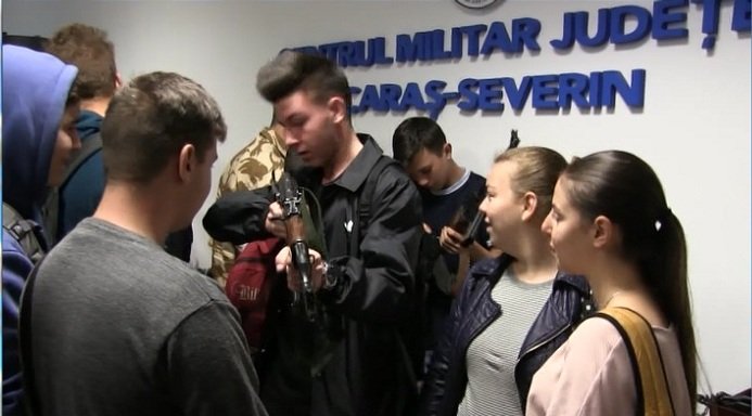 VIDEO Centrul Militar Judeţean Caraş-Severin şi-a deschis porţile pentru tineri