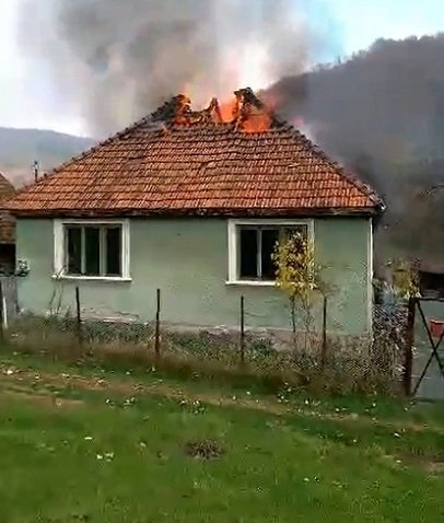 EXLUSIV VIDEO Un barbat de 60 de ani din Doman, a ars in propria casă