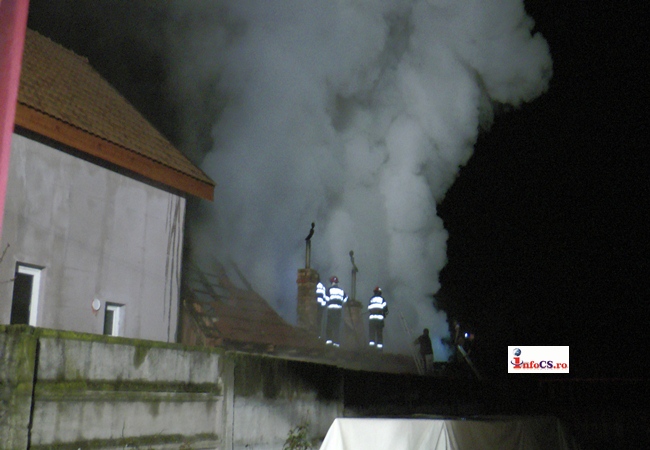 VIDEO Incendiu la o casă din Soceni Caras Severin