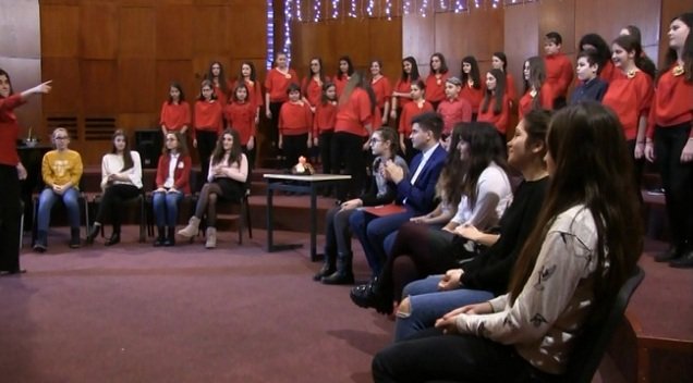 VIDEO De 15 ani, S.C. Caras premiaza elevii merituosi din Resita