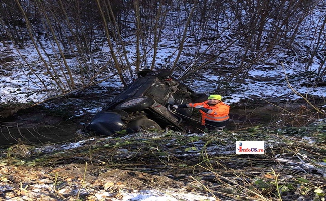 VIDEO Accident din cauza poleiului la Văliug în Caras Severin
