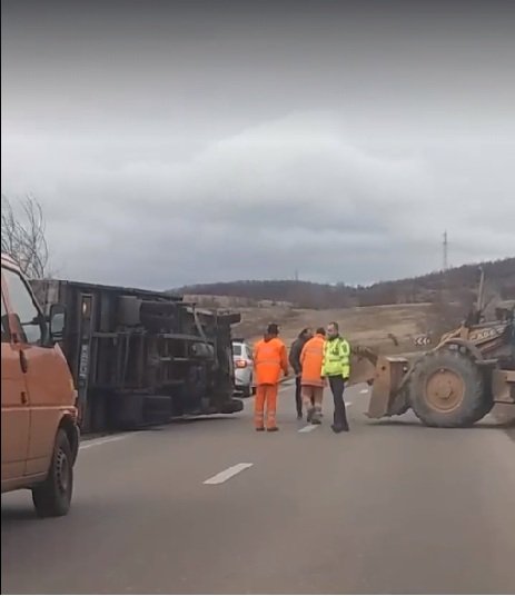 VIDEO Camion de 7 tone răsturnat de vânt în Clisura Dunării