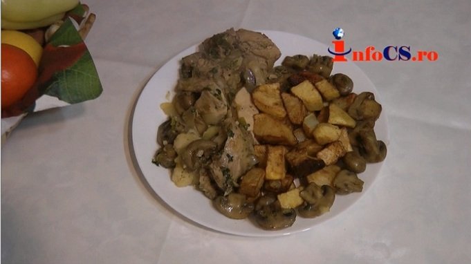 VIDEO Carne de pui cu legume în straturi şi garnitură de cartofi aurii