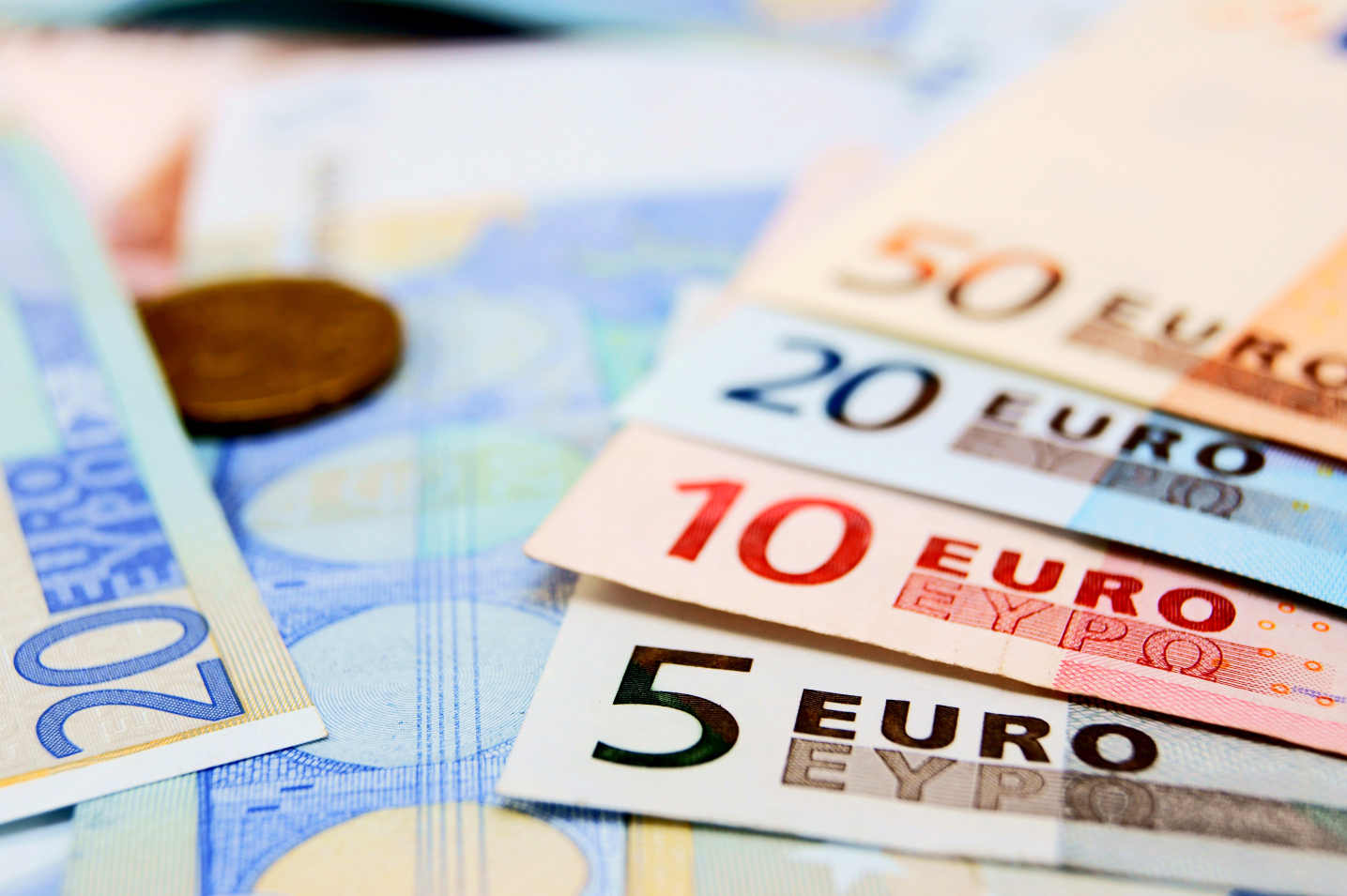 Euro a scăzut cu jumătate de ban