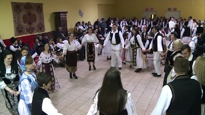 VIDEO Balul izmenelor la Zagujeni – Tradiţie, cultură, joc şi voie bună la Balul Portului Popular din ţara gugulanilor
