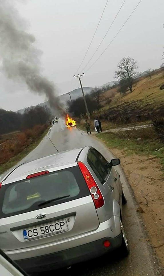 Un autoturism a ars ca o torţă pe DJ 581, drum ce leagă Reşita de Oraviţa