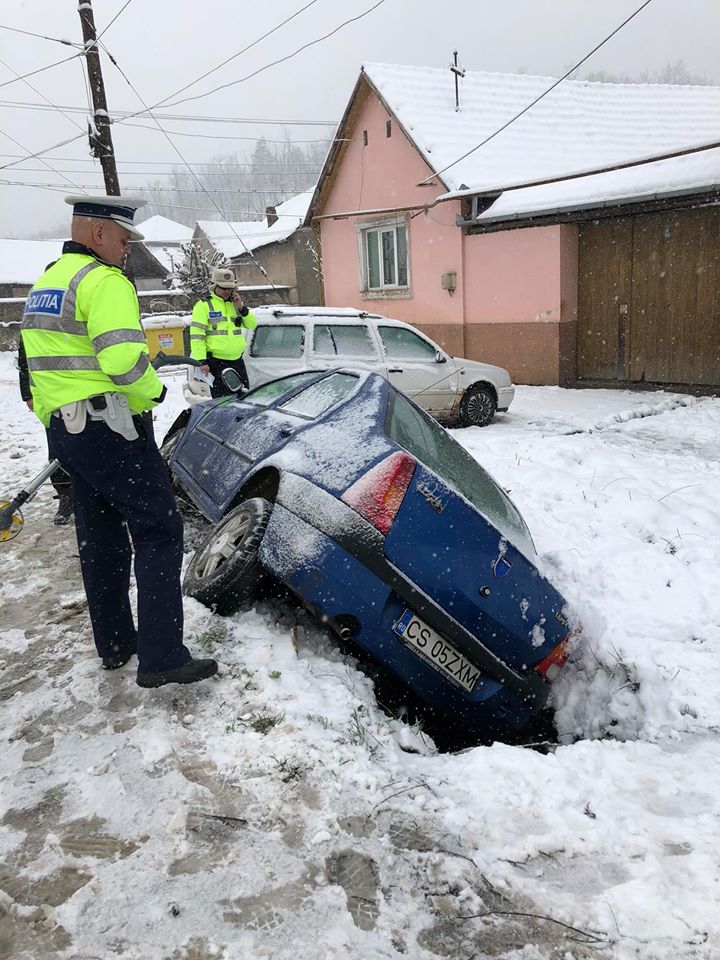 Codul de vreme rea bagă şoferii la necaz – Accident la Câlnic