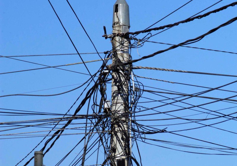 Primaria Resita a luat in vizor retelele de cabluri de pe stalpii din oras