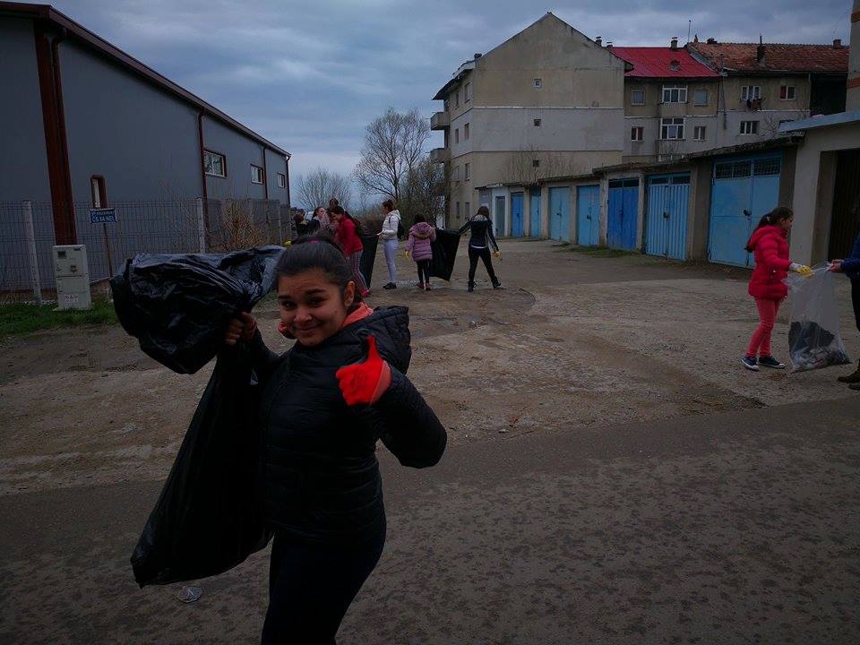 Copiii din Oravița s-au alăturat campaniei de curățenie inițiată de Primăria Orașului