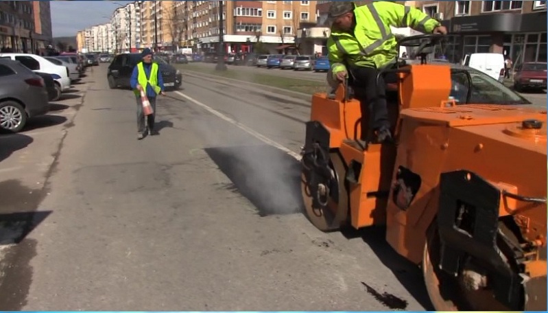 La Reşita a început asfaltarea de primăvară VIDEO
