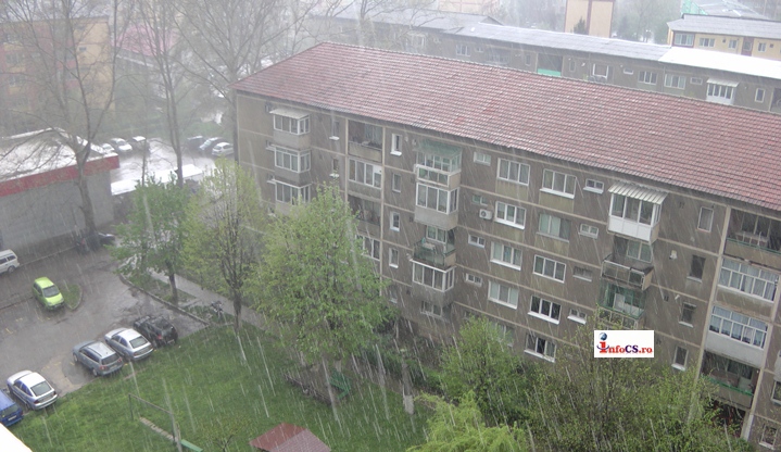 Prima ploaie de vară la mijloc de aprilie la Reşita – Tunete, fulgere, ploaie şi grindina peste Banatul Montan  VIDEO