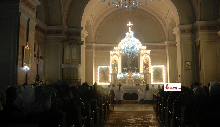 Sute de bănăţeni de etnie croată au luat Lumina Învierii în marea biserică din Lupac cu evlavie și în tradiție VIDEO