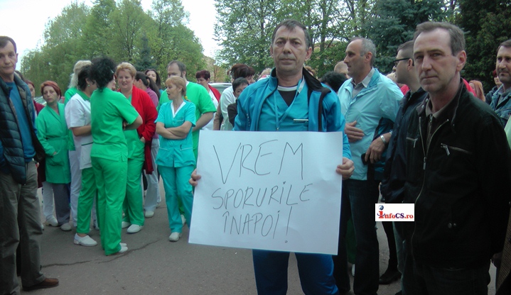 Proteste la Spitalul Judetean de Urgenta din Resita – Peste 200 de oameni au fost in fata directiunii VIDEO