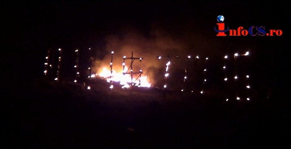 Obicei unic în România: literele de foc de pe dealul bisericii din Lăpusnicu Mare VIDEO