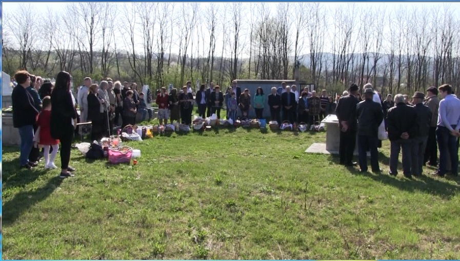 Satenii din Soceni si-au pomenit morții în a doua zi de Paste VIDEO