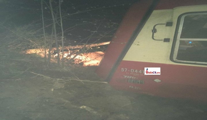 Tren cu calatori artuncat de pe sine de o alunecare de teren intre Resita si Timisoara VIDEO