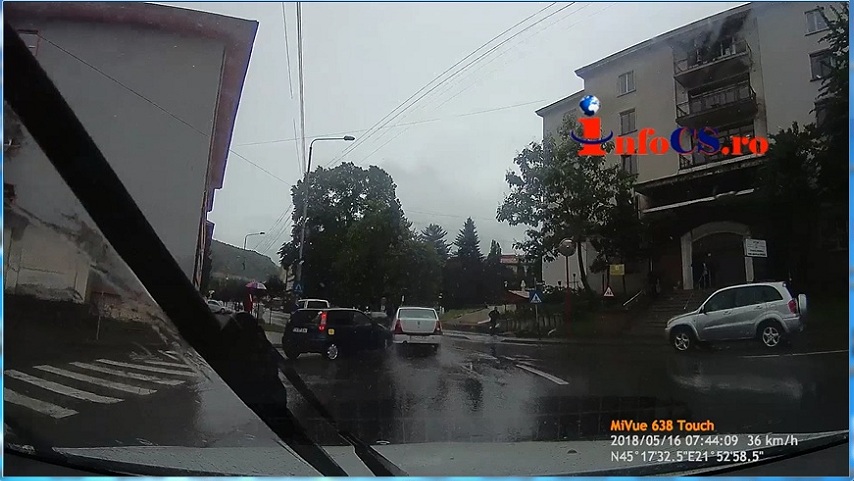 Accident pe ploaie la Reşita, cu fuga autorului VIDEO