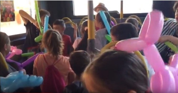 Autobuzul copiilor circula din nou la Resita VIDEO