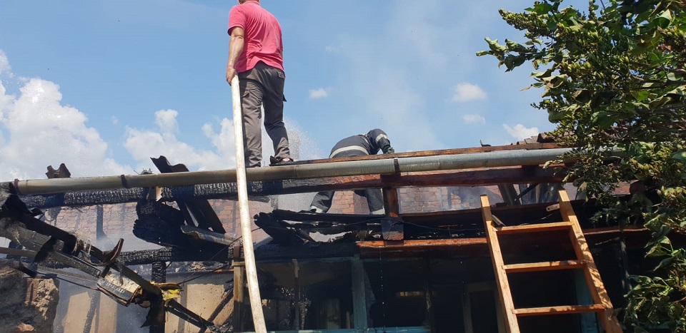 Incendiu la Bozovici, o casă a luat foc