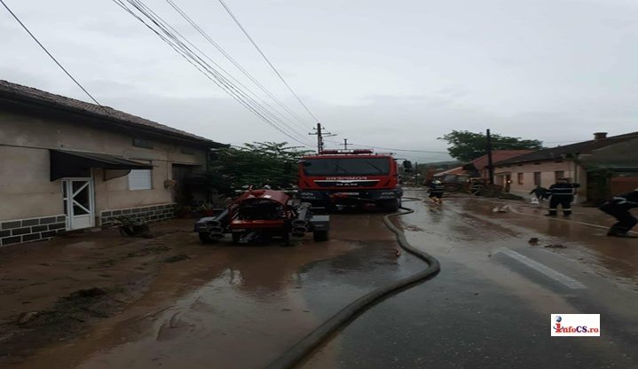 Cod roșu de inundații; Localități fără curent şi oameni evacuați din case VIDEO