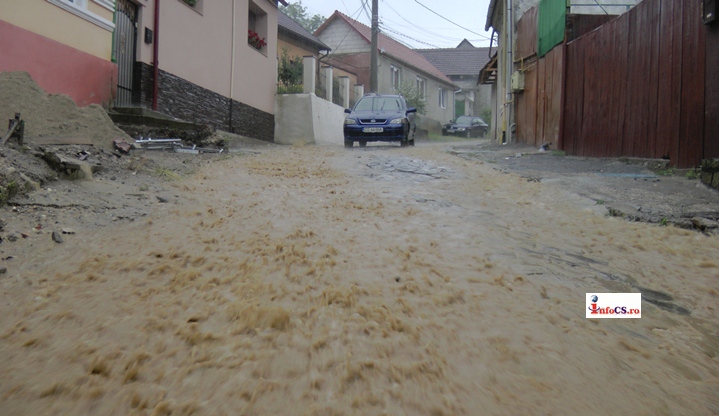 Ploaie torenţială cu străzi inundate la Reşita VIDEO