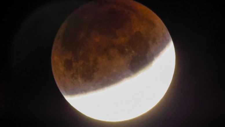 Eclipsa de Lună de pe 27 iulie, vizibilă și în România