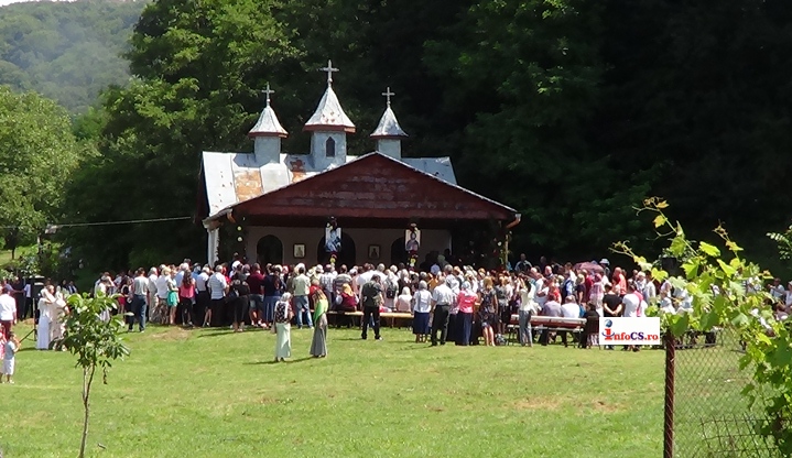 Peste o mie de credincioși au luat parte la hramul Mănăstirii Almăj-Putna VIDEO