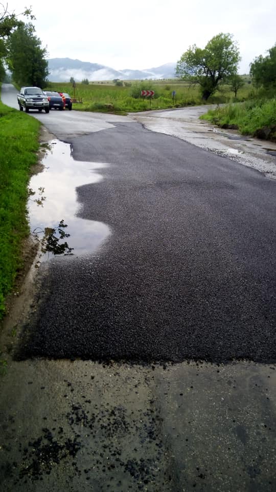 Tone de asfalt au ajuns in sant in loc sa astupe gropile din drumul almajenilor VIDEO