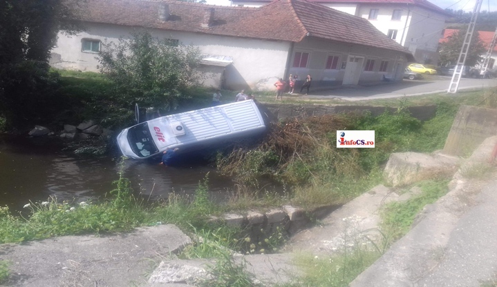 Autoutilitară răsturnată de la 5 metri în râul ce traversează comuna Prigor VIDEO