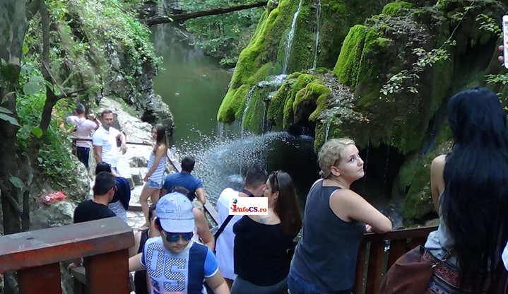 Zeci de mii de turiști au vizitat cascada Bigăr în această vară VIDEO