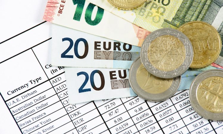 Ce se intampla cu banii? Euro nu a reușit să treacă de 4,67 lei