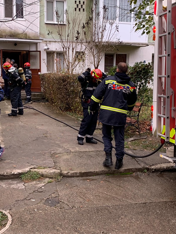 Foc la Resita – Două persoane rănite, un pui de câine decedat, un apartament distrus VIDEO