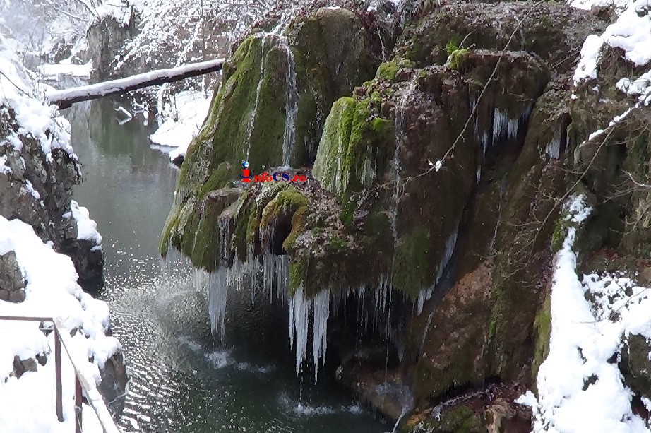 Peisaj de basm la Paralele 45 – Cascada Bigar s-a impodobit cu turturi de cristal VIDEO
