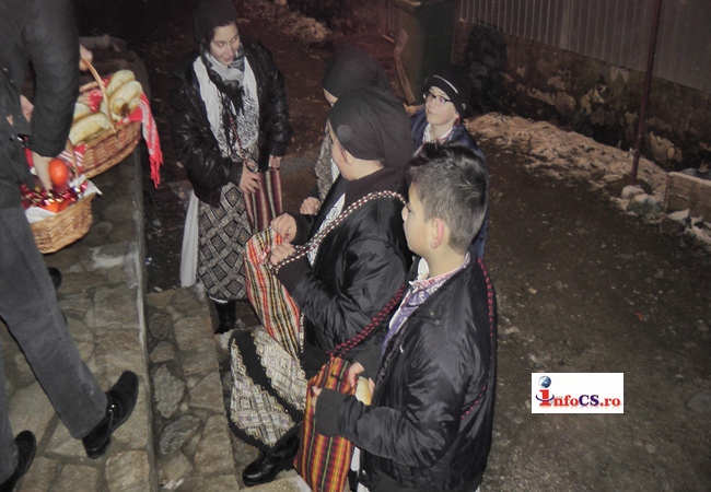 Copiii duc Tradiţia Românească din Poartă In poarta la Ocna de Fier in Banatul Montan VIDEO