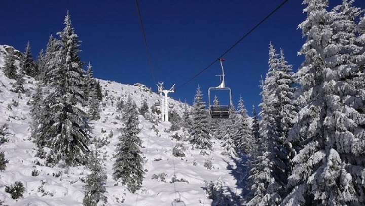 Zăpada are 30 cm pe Muntele Mic şi ninge – Unde schiem în weekend VIDEO