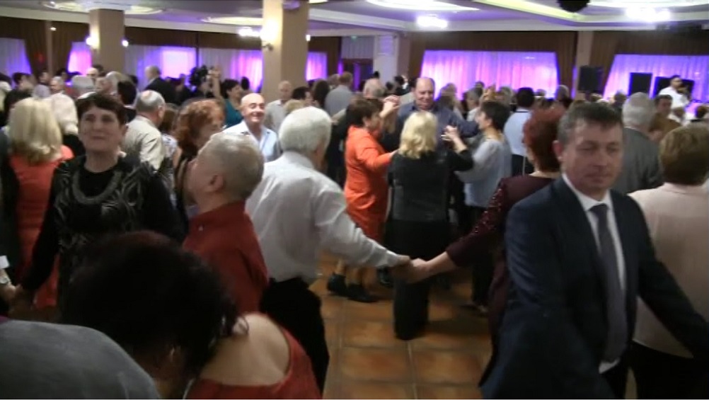 Pensionarii au dat startul petrecerilor de revelion la Resita – Revelionul pensionarilor în avans VIDEO