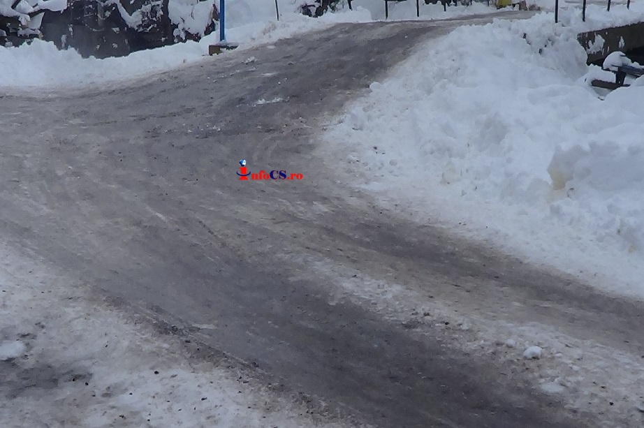 Îngheț şi polei în Valea Almăjului pe anumite sectoare de drum VIDEO