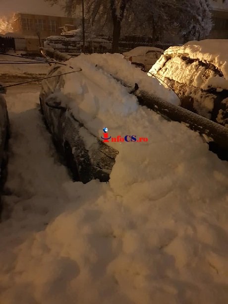 Stâlp rupt de greutatea zăpezii la Reşita. O masina a fost distrusa EXCLUSIV VIDEO
